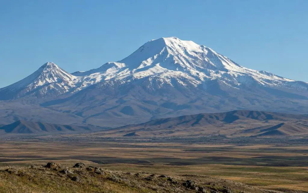 Vista de Monte Ararate, monte bíblico em Turquia (próximo à Armênia)