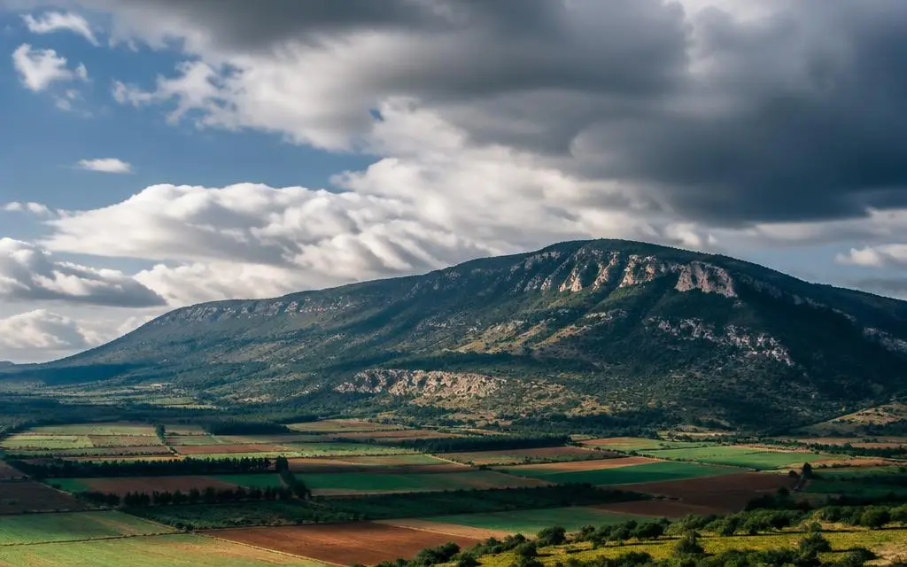 Vista de Monte Gilboa, monte bíblico em Norte de Israel, próximo ao Vale de Jezreel